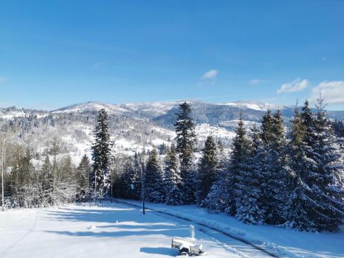 a truck parked on top of a snow covered mountain at Beskidzka Stodoła przy szlaku z pięknym widokiem in Złatna
