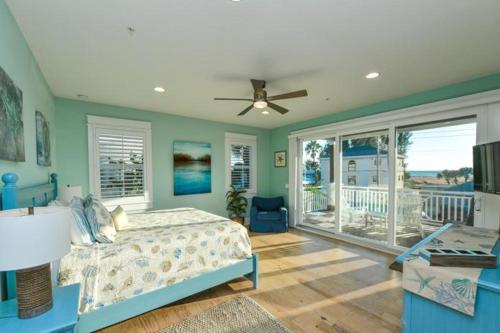 een slaapkamer met een bed en een balkon bij Sunset Gulf in Siesta Key