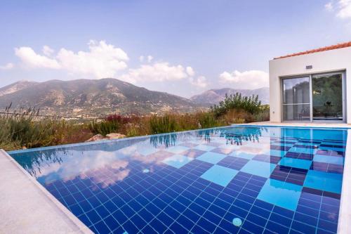 uma piscina com vista para as montanhas em Villa Iremia Des vacances waouw en toute sérénité! em Chaliotata