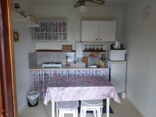 a small kitchen with a table with stools in it at Siedlisko Urszulanka in Policzna