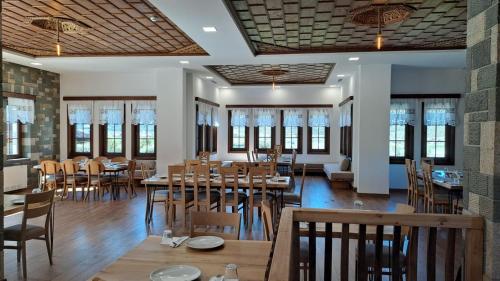 Restaurace v ubytování Pupa Winery Serene Stay