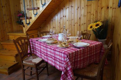 einem Tisch mit einem roten und weißen karierten Tischtuch in der Unterkunft LA GROTTA in Subiaco