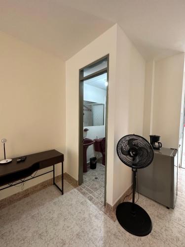 Caliview Apartahotel Andalayaにあるテレビまたはエンターテインメントセンター
