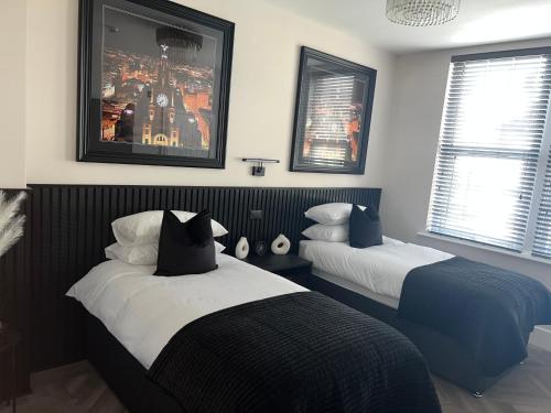 pokój hotelowy z 2 łóżkami i zdjęciem na ścianie w obiekcie 128 Anfield Road w Liverpoolu