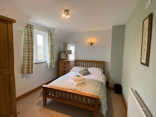 Postel nebo postele na pokoji v ubytování Cart-Tws Bach cosy three bedroom home near St Davids and Pembrokeshire coast path