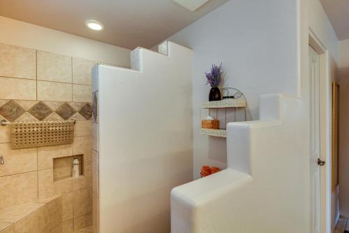 ein Badezimmer mit einer weißen Treppe neben einer Dusche in der Unterkunft Sunny Tucson Vacation Rental with Patio! in Tucson