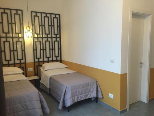 Een bed of bedden in een kamer bij Hotel Antigone