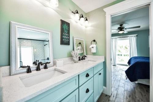baño con lavabo grande y espejo en Aloft on Canal, en Siesta Key