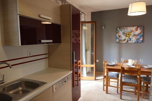 cocina y comedor con fregadero y mesa en Mesaria House Syros, en Ermoupoli