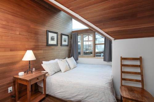 Postel nebo postele na pokoji v ubytování Fitzsimmons C - Private Sauna, Located in the Heart of Whistler Village