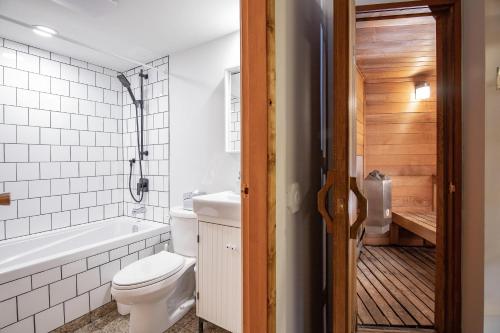 Koupelna v ubytování Fitzsimmons C - Private Sauna, Located in the Heart of Whistler Village