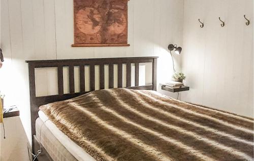 una camera da letto con un letto coperto di Beautiful Home In Slen With 3 Bedrooms a Sälen