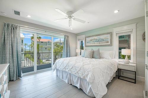 1 dormitorio con 1 cama y balcón en Ocean Overlook, en Siesta Key