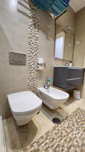 ein Badezimmer mit einem weißen WC und einem Waschbecken in der Unterkunft ELENA flat A little paradise right on the BEACH in Sitio de Calahonda