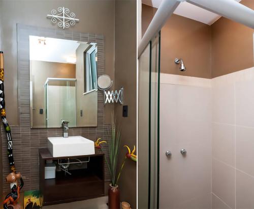 Leblon Dream Apartment في ريو دي جانيرو: حمام مع حوض ومرآة