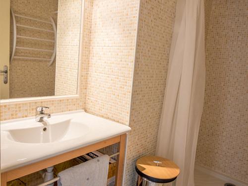 une salle de bain avec un lavabo et une douche dans l'établissement Bel appartement spacieux face à l'étang - 2 chambres, parking, pas de WIFI - FR-1-604-5, à Mèze