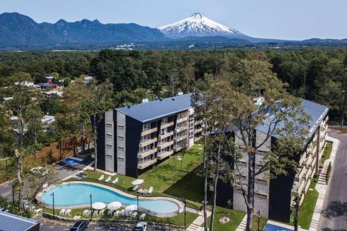 Una vista aérea de un hotel con una montaña al fondo. en Departamento ALTA Vista Pucon, en Pucón