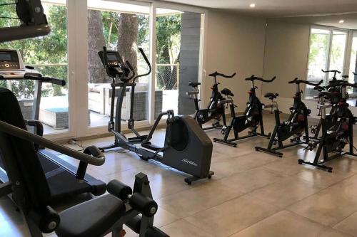 Un gimnasio con un montón de bicicletas estáticas en una habitación. en Departamento ALTA Vista Pucon, en Pucón