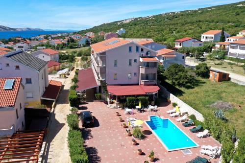 vista aerea di una casa con piscina di Apartments Cimbal a Stara Novalja