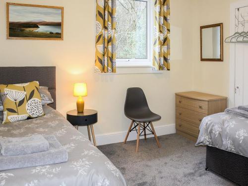 - une chambre avec un lit, un bureau et une chaise dans l'établissement Riversdale Cottage, à St Fillans