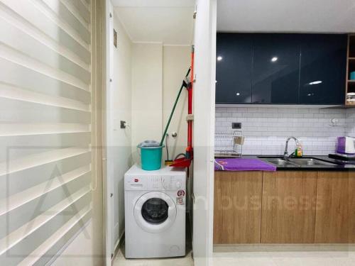 a kitchen with a washing machine and a sink at Yovanna Elegante Apartamento 1 dormitorio in Santa Cruz de la Sierra
