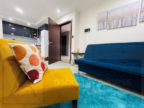 a living room with a yellow couch and a blue couch at Yovanna Elegante Apartamento 1 dormitorio in Santa Cruz de la Sierra