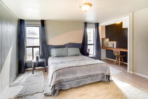 1 dormitorio con 1 cama y 2 ventanas en Updated Buffalo Springs House on the Lake!, 