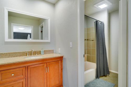 y baño con lavabo y ducha con espejo. en Updated Buffalo Springs House on the Lake!, 