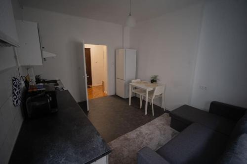 sala de estar con sofá y mesa en Smulikowskiego Apartment en Varsovia