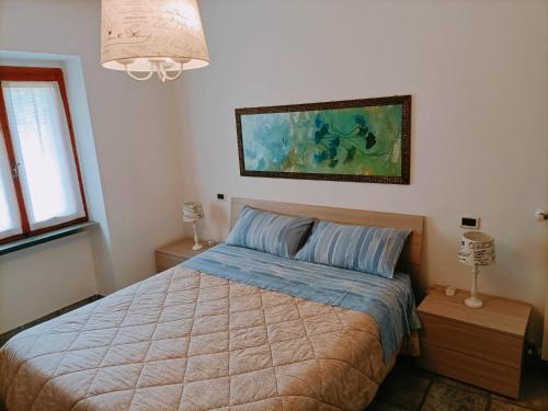 una camera da letto con un letto e un dipinto sul muro di Vien mequé a Città di Castello