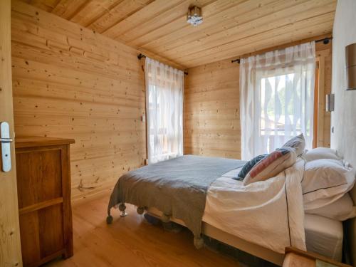 - une chambre avec un lit dans une cabane en rondins dans l'établissement Appartement Morzine, 4 pièces, 6 personnes - FR-1-684-59, à Morzine