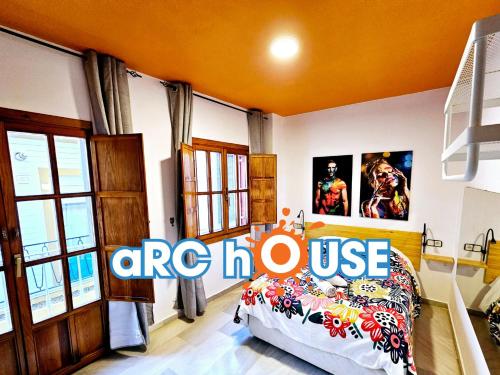 Arc House Plaza في إشبيلية: غرفة نوم مع سرير مع وضع علامة عليه