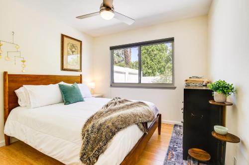 een slaapkamer met een bed en een raam bij La Quinta Vacation Rental Walk to Old Town! in La Quinta