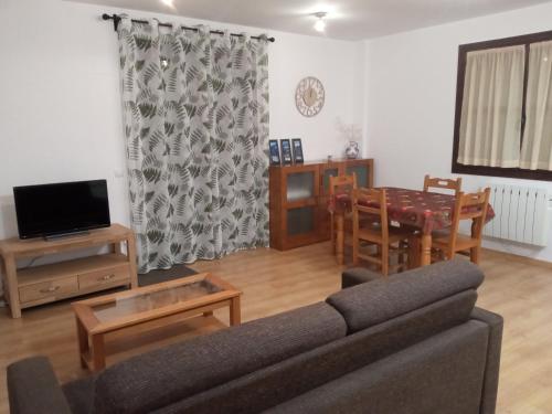 sala de estar con sofá y mesa en Apartamento Casa Leonora, en Panticosa