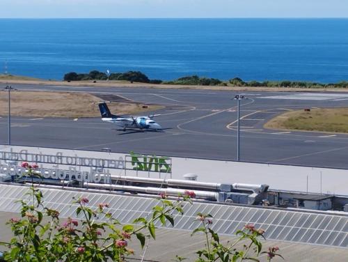un aereo è seduto sulla pista di un aeroporto di Encosta Serra Lagoa do Fogo 1/4 da Casa Do Monte a Vila Franca do Campo