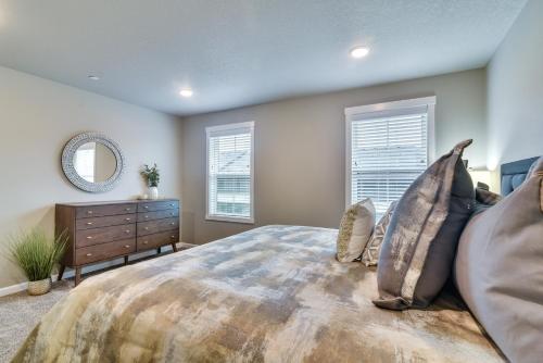 Ένα ή περισσότερα κρεβάτια σε δωμάτιο στο Elegant Vancouver Townhome - 18 Mi to Portland