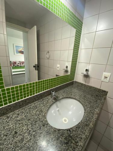 y baño con lavabo y espejo. en Via Venetto - Vista Mar, en Fortaleza