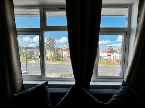 okno z widokiem na ulicę w obiekcie Luxury Suites near Wembley Stadium w Londynie