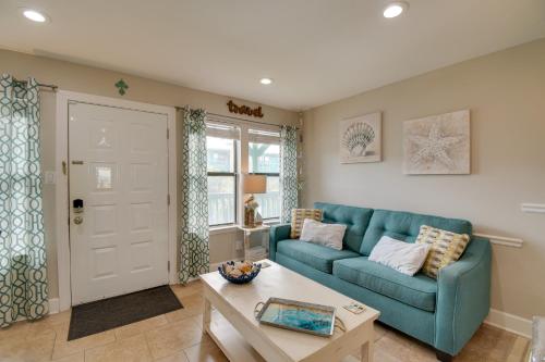 Vibrant Gulf Shores Getaway with Pool and Beach Accessにあるシーティングエリア