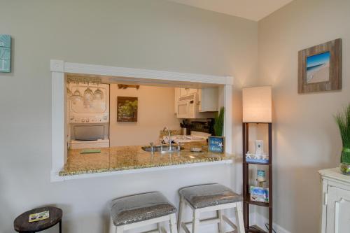 Vibrant Gulf Shores Getaway with Pool and Beach Accessにあるシーティングエリア