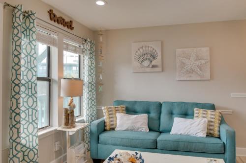 Vibrant Gulf Shores Getaway with Pool and Beach Accessにあるシーティングエリア