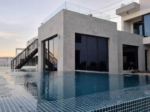 Bazén v ubytování Wadi Shab/Fins Villa nebo v jeho okolí