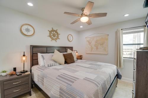 Schlafzimmer mit einem Bett und einem Deckenventilator in der Unterkunft Vibrant Gulf Shores Getaway with Pool and Beach Access in Gulf Shores