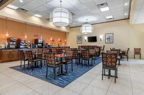 a dining room with tables and chairs in a restaurant at Best Western Plus Augusta Civic Center Inn in Augusta