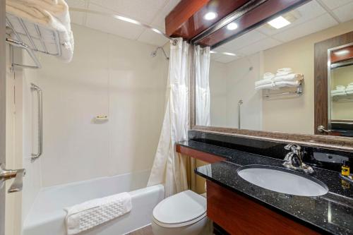 y baño con lavabo, aseo y espejo. en Best Western Plus Augusta Civic Center Inn, en Augusta
