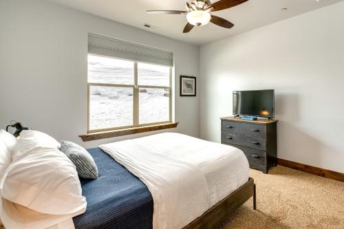 1 dormitorio con 1 cama y TV de pantalla plana en Townhome with Mountain Views and Minutes to Park City!, en Heber City