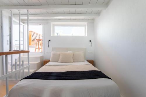 Кровать или кровати в номере Silvernoses Little Venice, Mykonos Town