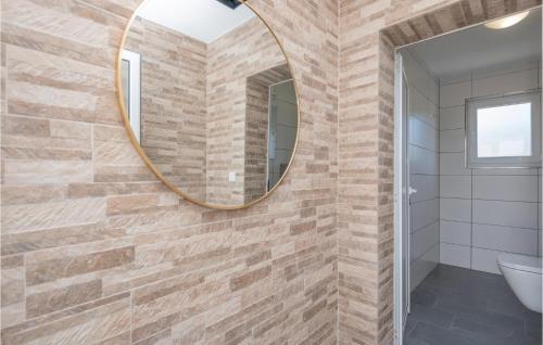 łazienka z okrągłym lustrem na ścianie w obiekcie Lovely Home In Donji Prolozac With Wifi w mieście Donji Proložac