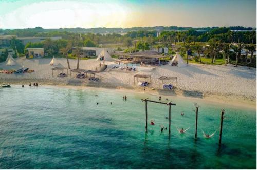 un gruppo di persone in acqua in spiaggia di MBZ - Nice Bed Space "MEN" a Abu Dhabi