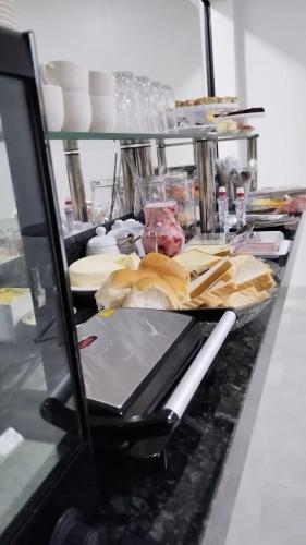 een aanrecht met wat eten erop in de keuken bij Hotel Enlace in Ji-Paraná